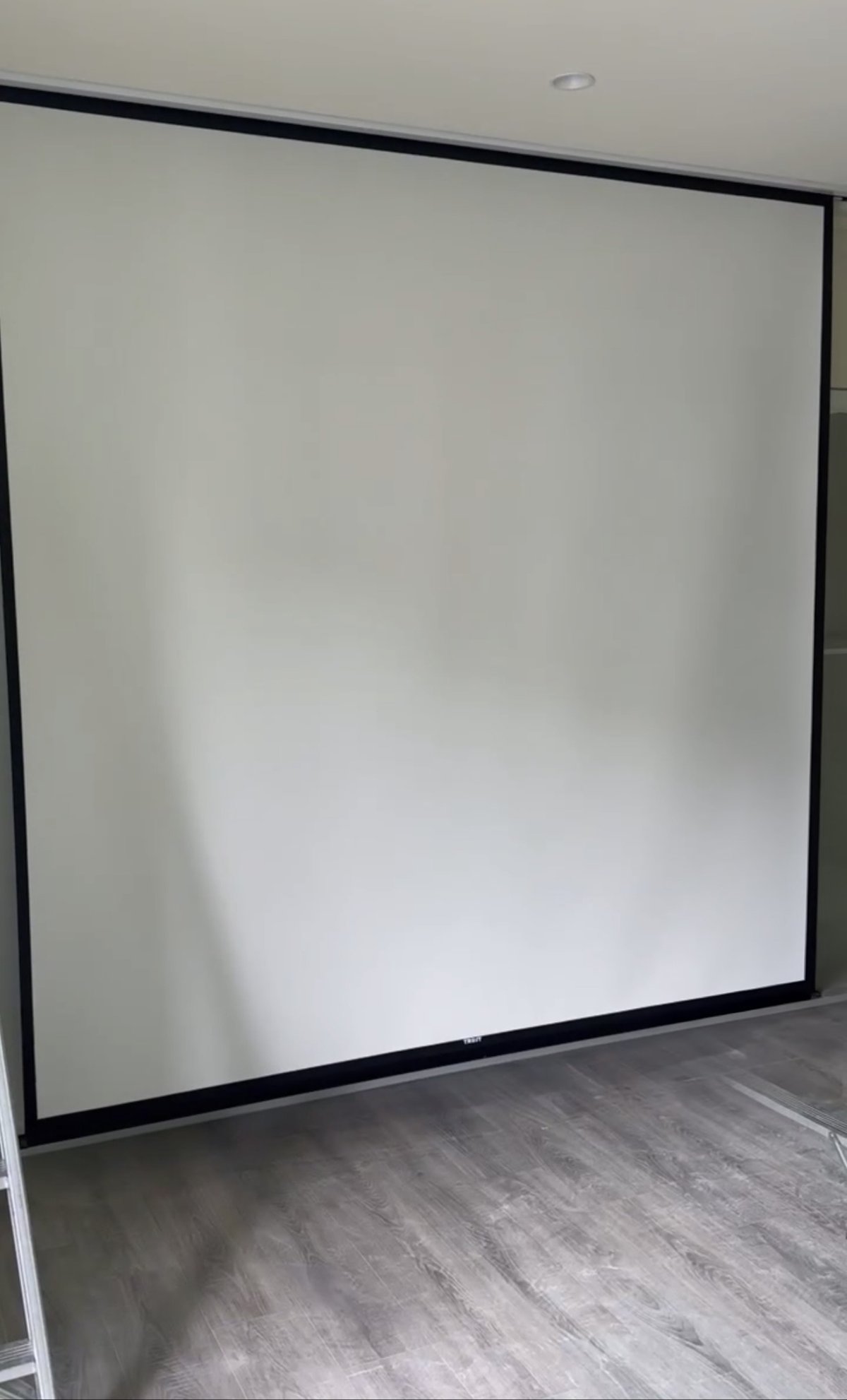 1:1 方形投影幕全展開，又高又方